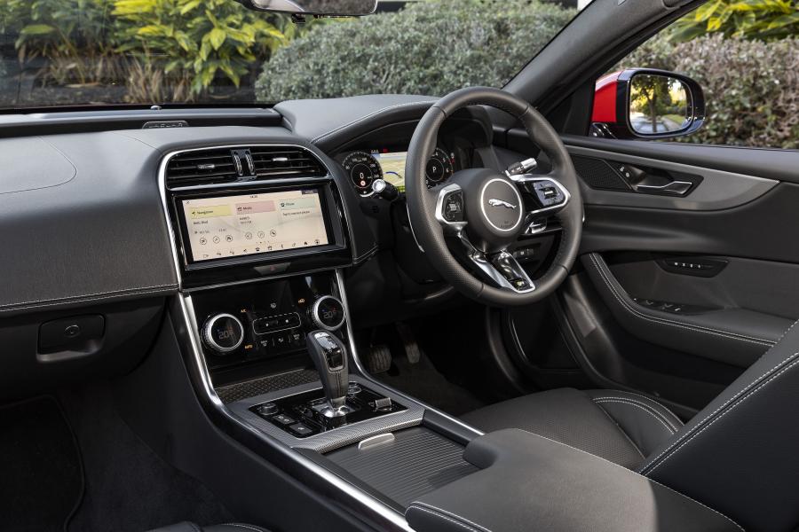 Торпедо Jaguar XE P300 R-Dynamic 2019 года  (AU) (фото 29 из 40)